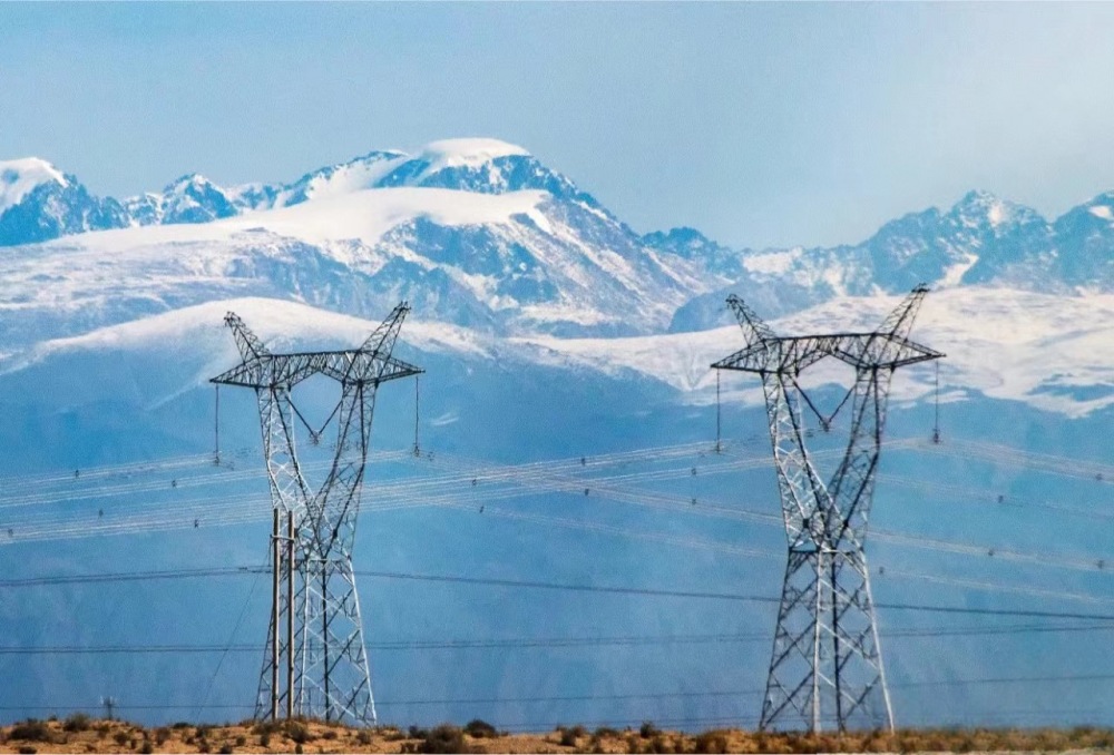 What are the characteristics of a metal straight high voltage tower?